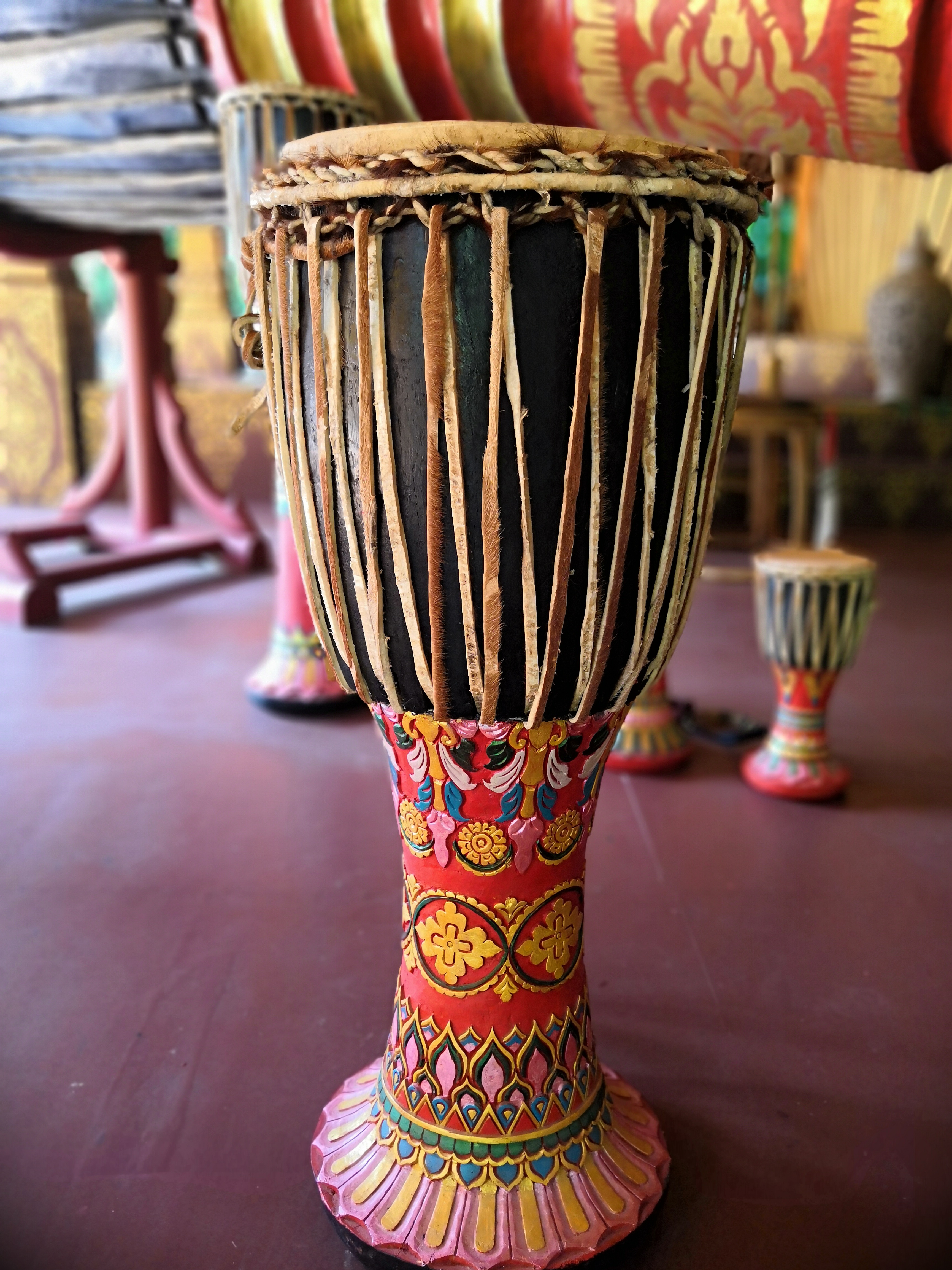 傣族象脚鼓手工制作技艺延续了傣族古老的制造技艺,共有十道工序:选树