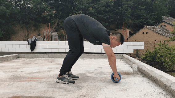 站姿腹肌轮怎么练？你只需要3个技巧，以后腹肌轮就不用跪着做了