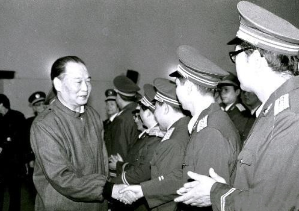 1943年，山东一老农用粪叉打倒一汉奸，首长得知后急了：快救活