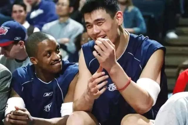 nba火箭队为什么是红色(有种情怀，叫红色记忆，有一群人，叫火箭球迷，有支球队叫做火箭)