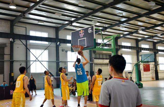 孙明明为什么不去打nba(博班可以站着扣篮，孙明明也可以！可为啥一个打NBA一个打野球)