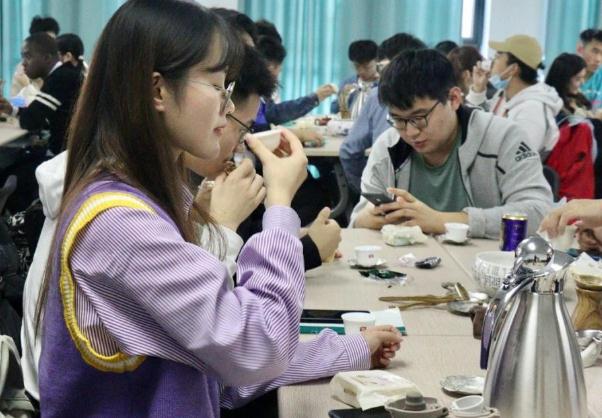 武大沉浸式恋爱课刷屏，教室内人满为患，学生在教室外爬窗听课