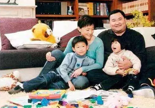 杨澜24岁儿子照片曝光，长相清秀不像爸爸，与人交谈母亲眼神紧跟