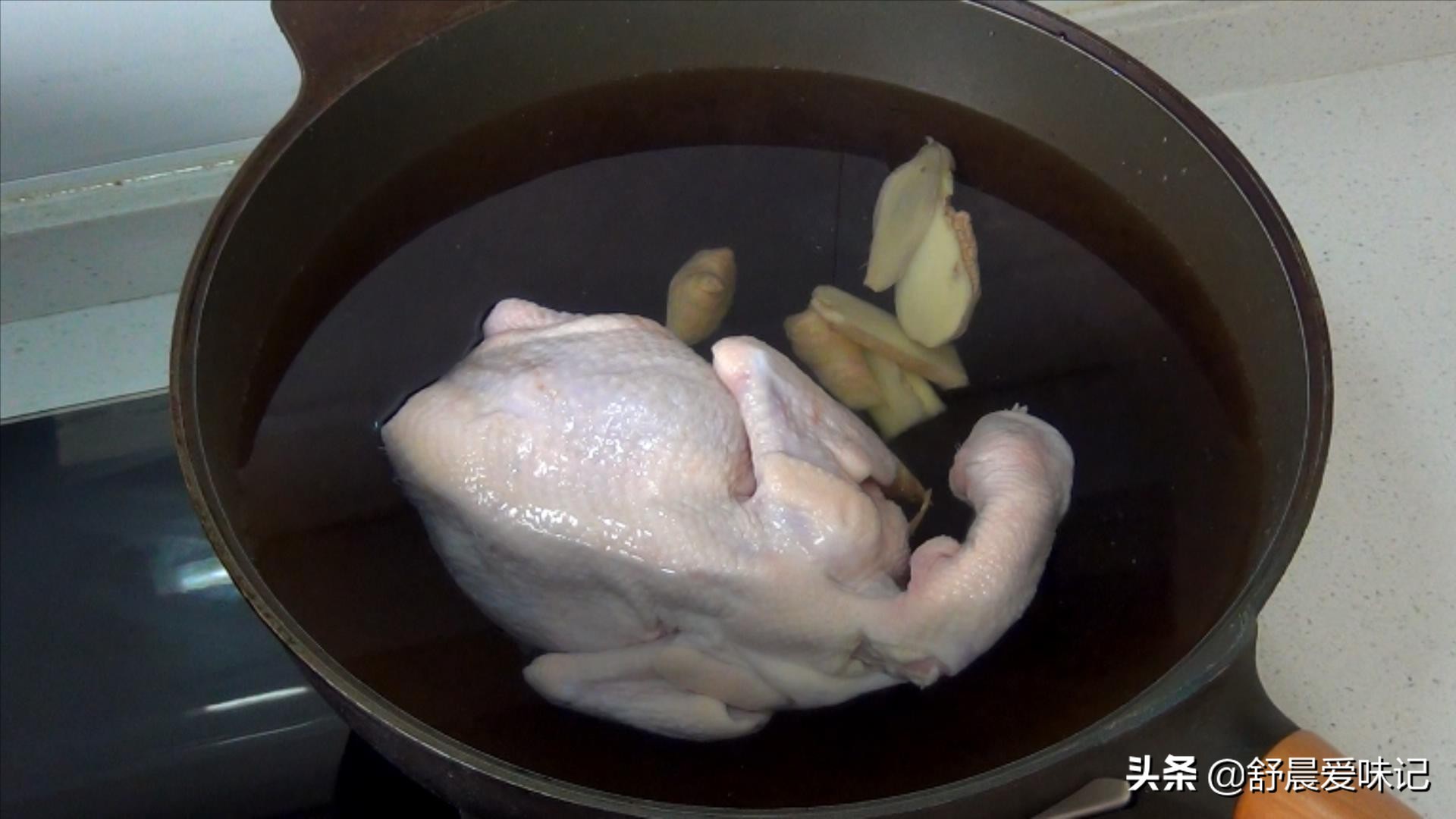 在家也能做大厨，教你做香菇炖鸡汤，营养高，味道好，暖心又暖胃