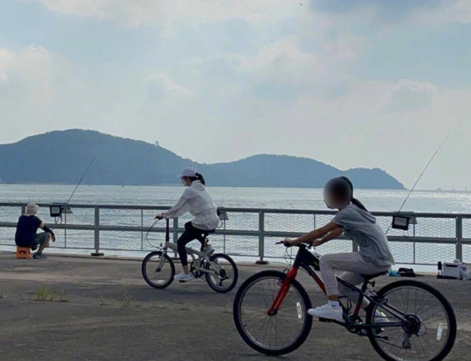 50岁黎姿带女儿练瑜伽！躺地上用四肢架起孩子，母女4人长腿瞩目