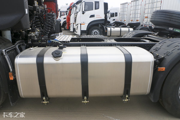 dCi465发动机+DT14变速箱，实拍东风KL牵引车，报价33.5万
