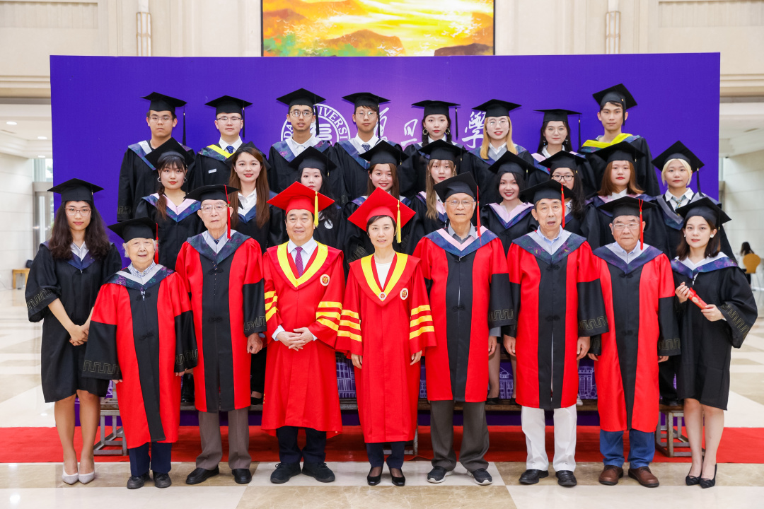 毕业季，复旦大学书记校长喊毕业生合影啦！