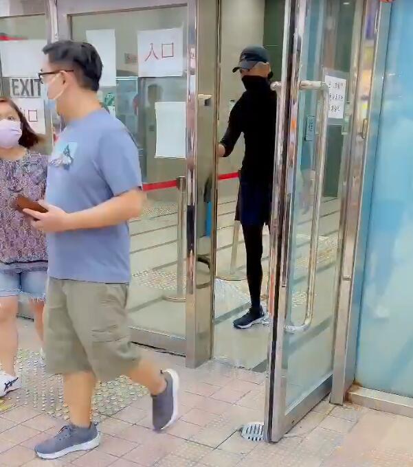 周润发晨跑被偶遇，身材超瘦两鬓斑白戴帽子遮，摘口罩与粉丝合照