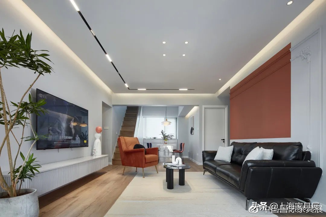 爱马仕橙+蓝跳色，这个150㎡的极简家充满了时尚与活力