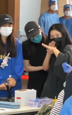 迪丽热巴做核酸被偶遇!身材高瘦胳膊纤细,紧挽助理吓到蹲地上