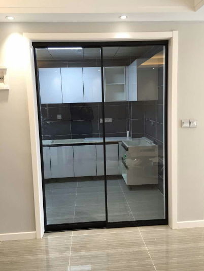 厨房推拉门安装:4㎡的黑色边框吊轨门,花费5000元性价比高嘛