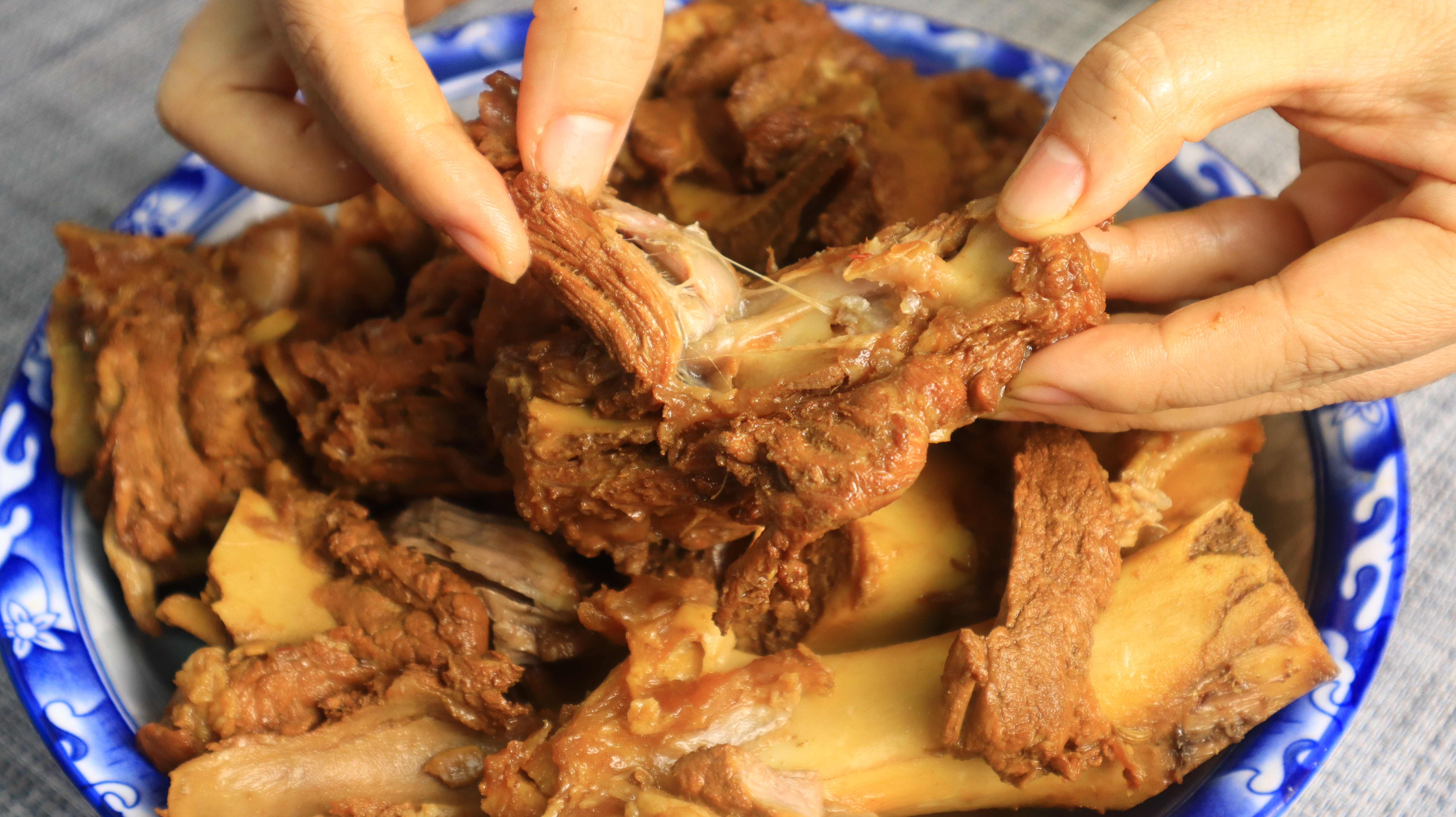 酱大骨头怎么做才好吃？告诉你正确做法，肉香软烂，好吃解馋