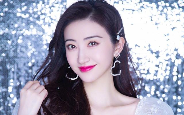 原本桃李满天下，何必堂前更种花，优秀作文赏析：《致敬教师》