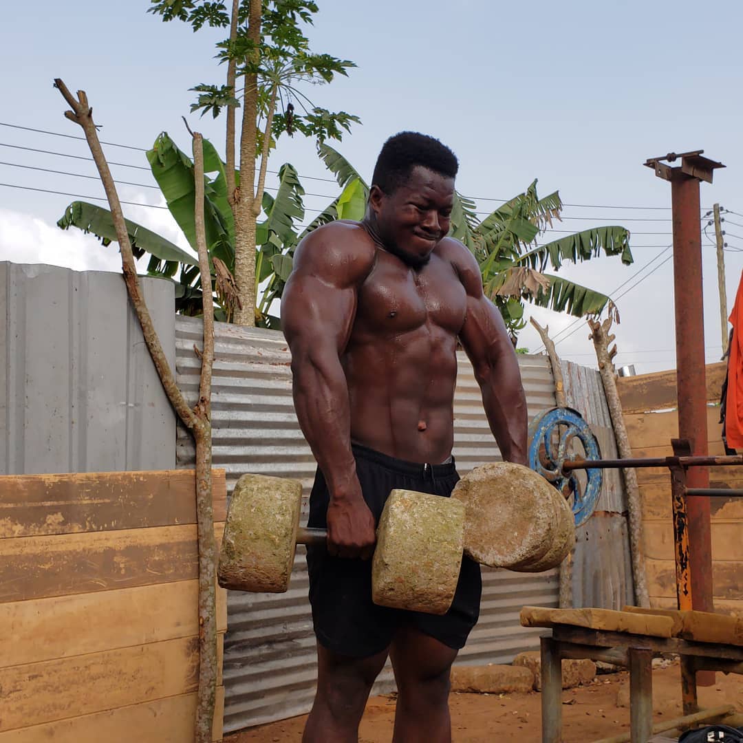 非洲窮小子自製健身器械，練出健碩肌肉，懶惰才是不去健身的藉口