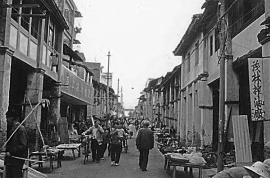 1952年江西一书店老板被逮捕，经公安审查，揭开26年前的一桩大案