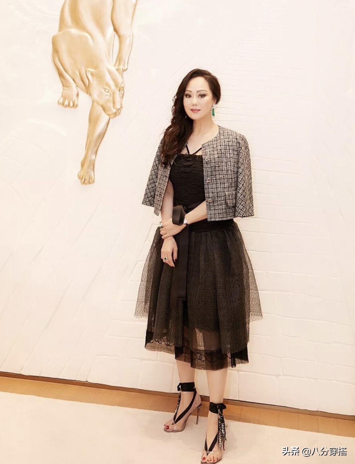 章小蕙的"贵妇范"藏不住,穿卡其色毛衣配雪纺裙温婉优雅,太美