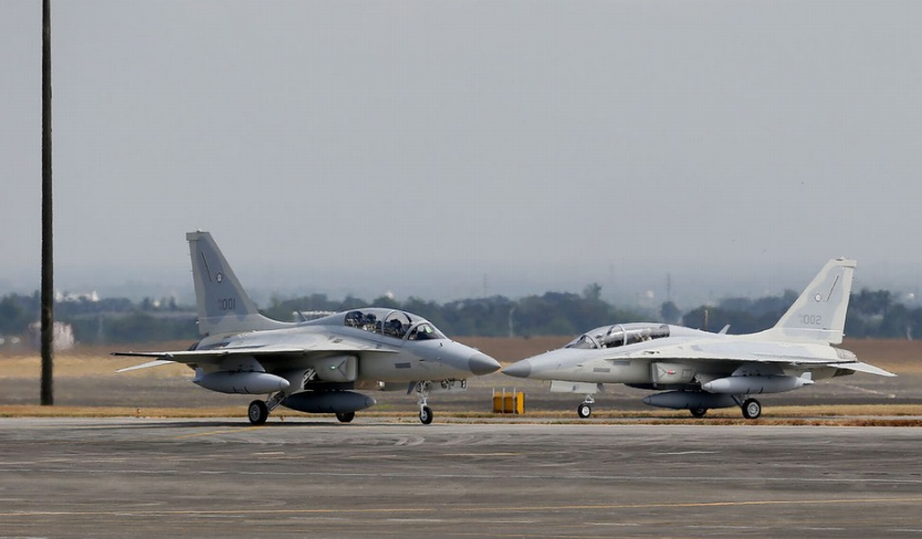 韩国空军FA-50战斗机训练中打出标语，为本国抗击疫情加油鼓劲