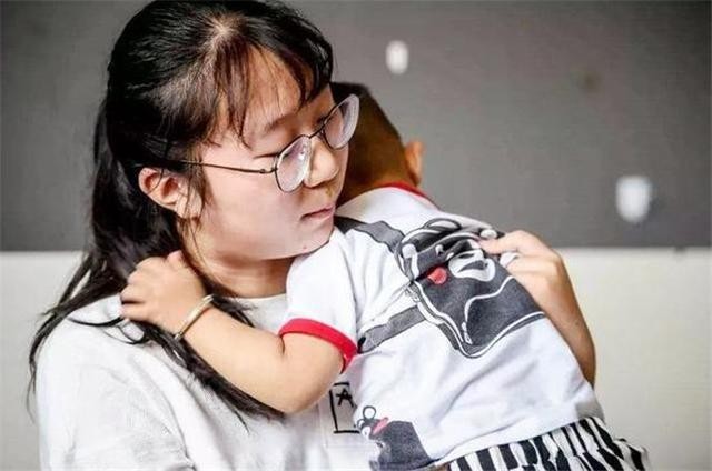 02,这些错误的抱姿家长们一定要注意,以免影响孩子的发育