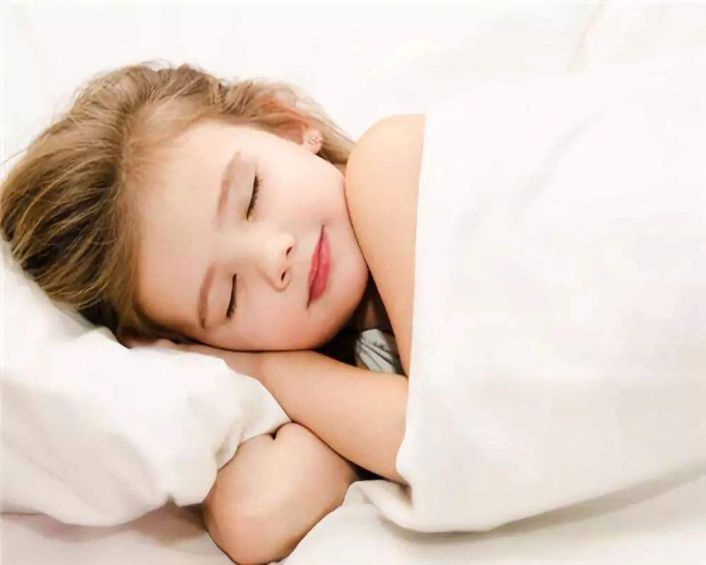 睡觉笑醒有什么预兆(孩子睡觉出现3个反应,智商会很高)