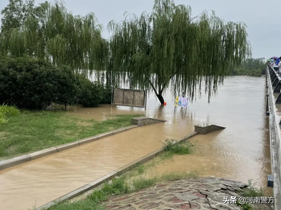 暴雨中的河南公安力量丨用忠诚筑起湛蓝堤坝——致敬奋战在抗洪救灾一线的勇士们