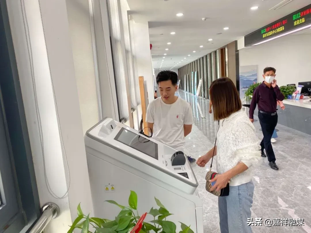 一分钟领到社保卡---嘉祥县“自助制卡机”提升领卡新速度