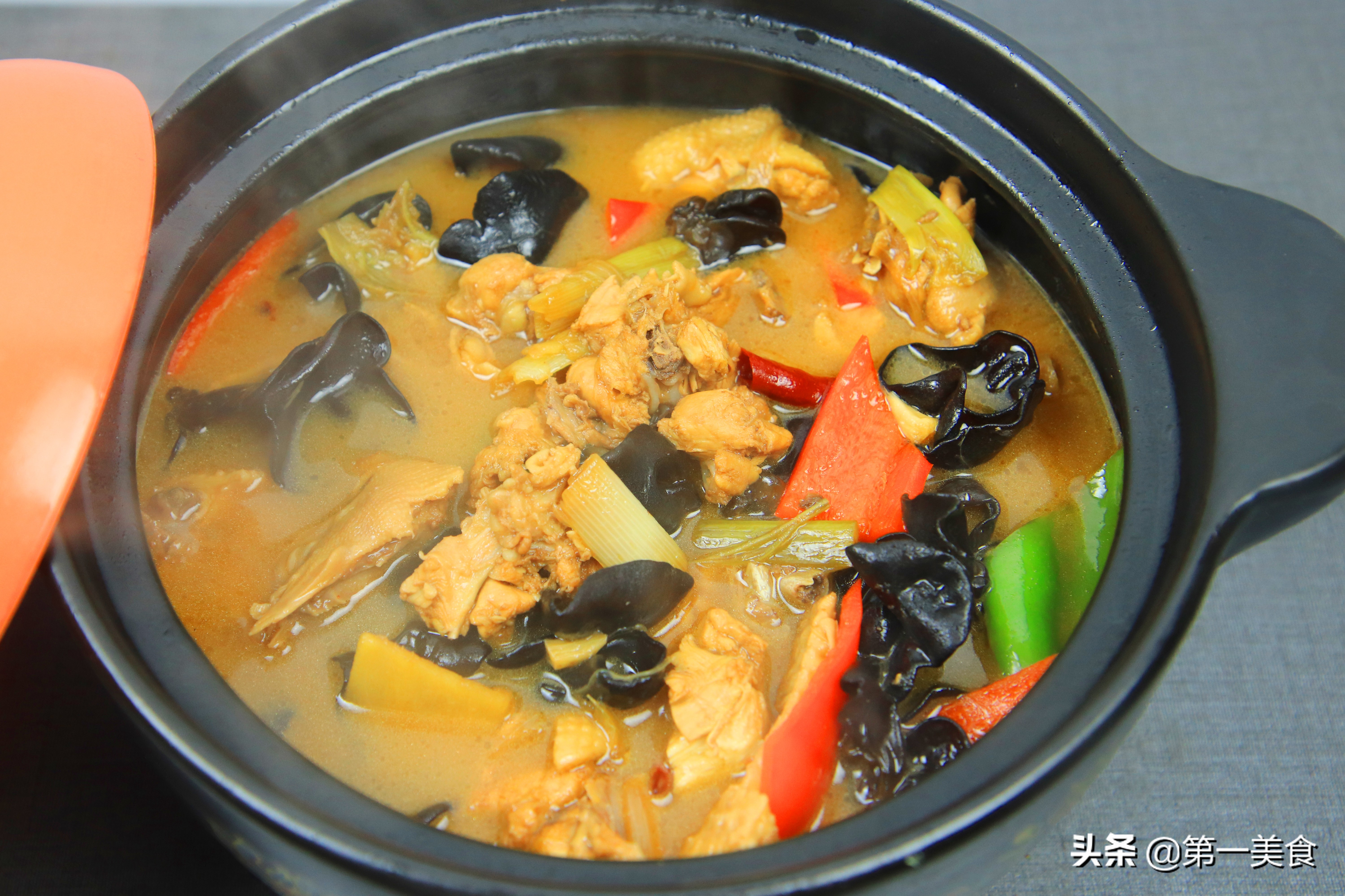 砂锅鸡这样做才好吃,学会这个方法,鸡肉鲜嫩不腥,汤汁浓香四溢