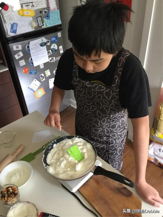 可以教孩子做的牛轧糖,小厨上手快,奶香蜜甜的,早知道就不买了