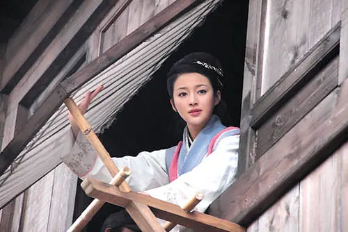 32年前，王祖贤大尺度出演潘金莲，曾志伟的武大郎更是形象贴切