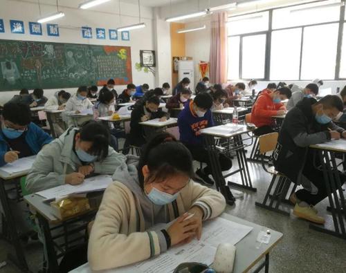 四川理科状元卢天彧：722分考上清华被嘲讽，二战学霸含金量低？