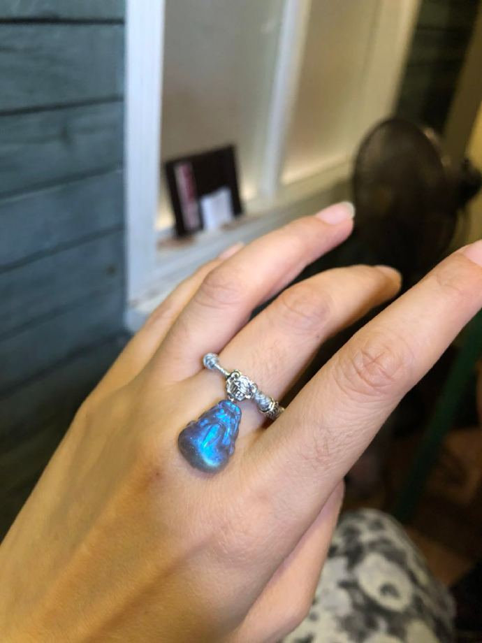 拉长石（灰月光石）和月光石哪个贵？