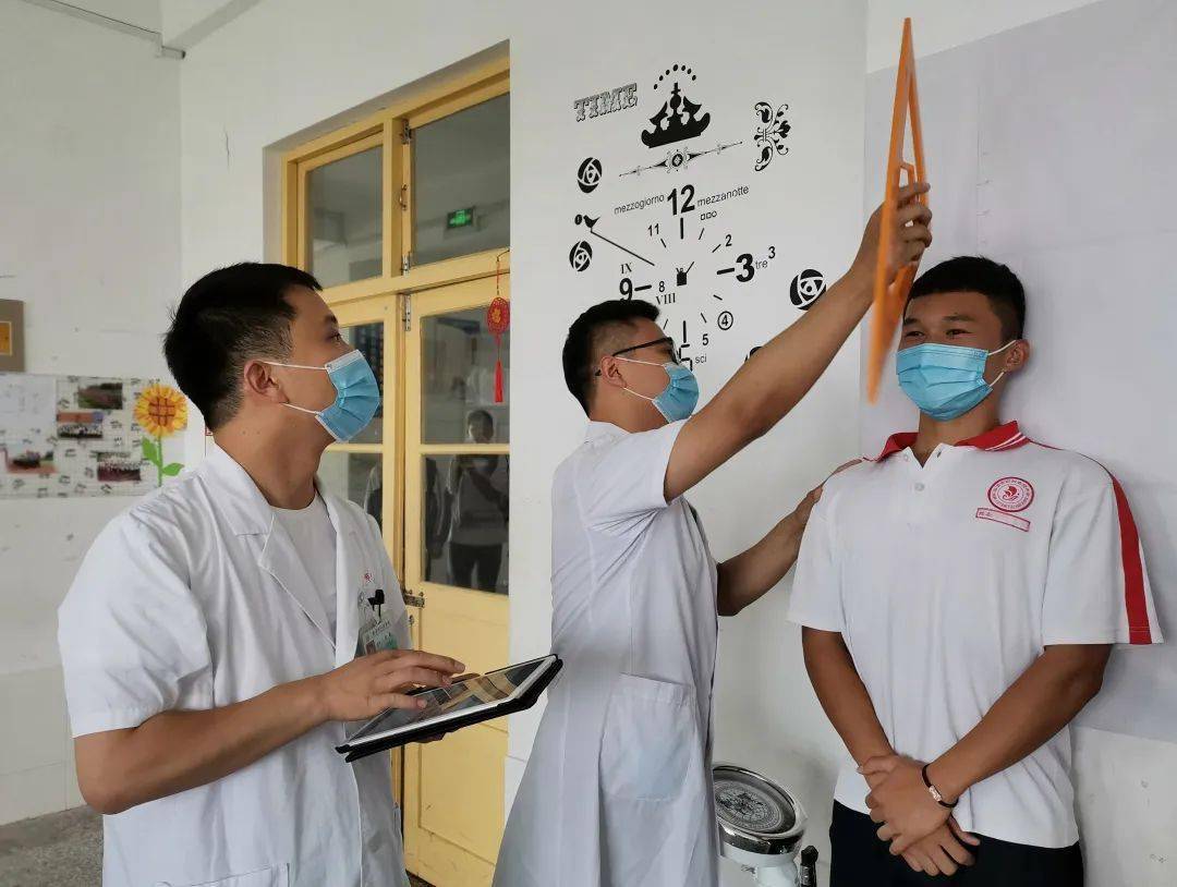 多省公布22年高考体检时间，据说要脱光衣服转圈？听听网友怎么说