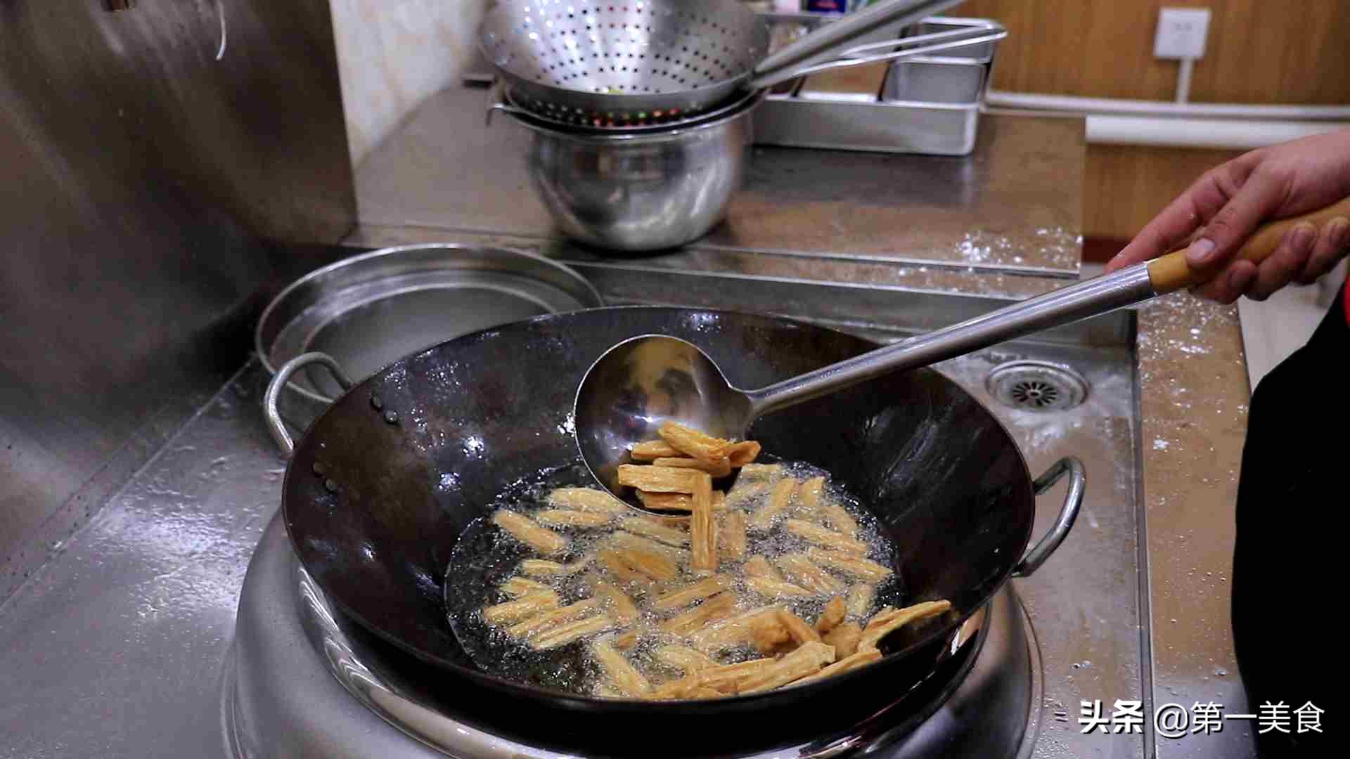厨师长教你一个腐竹的创新吃法，过油一炸焦香酥脆，比肉都好吃