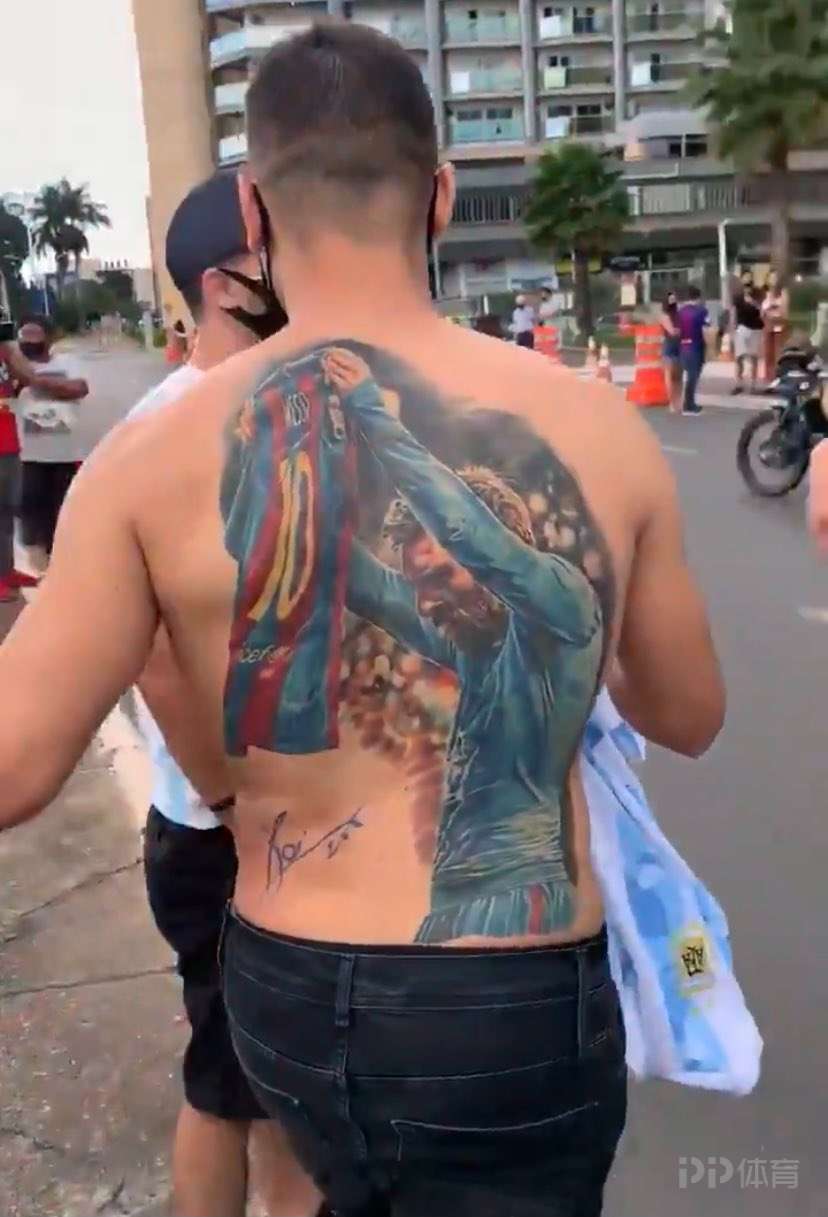 梅西为“巴西后背哥”签名 发推：一后背的梅西纹身！我喜欢