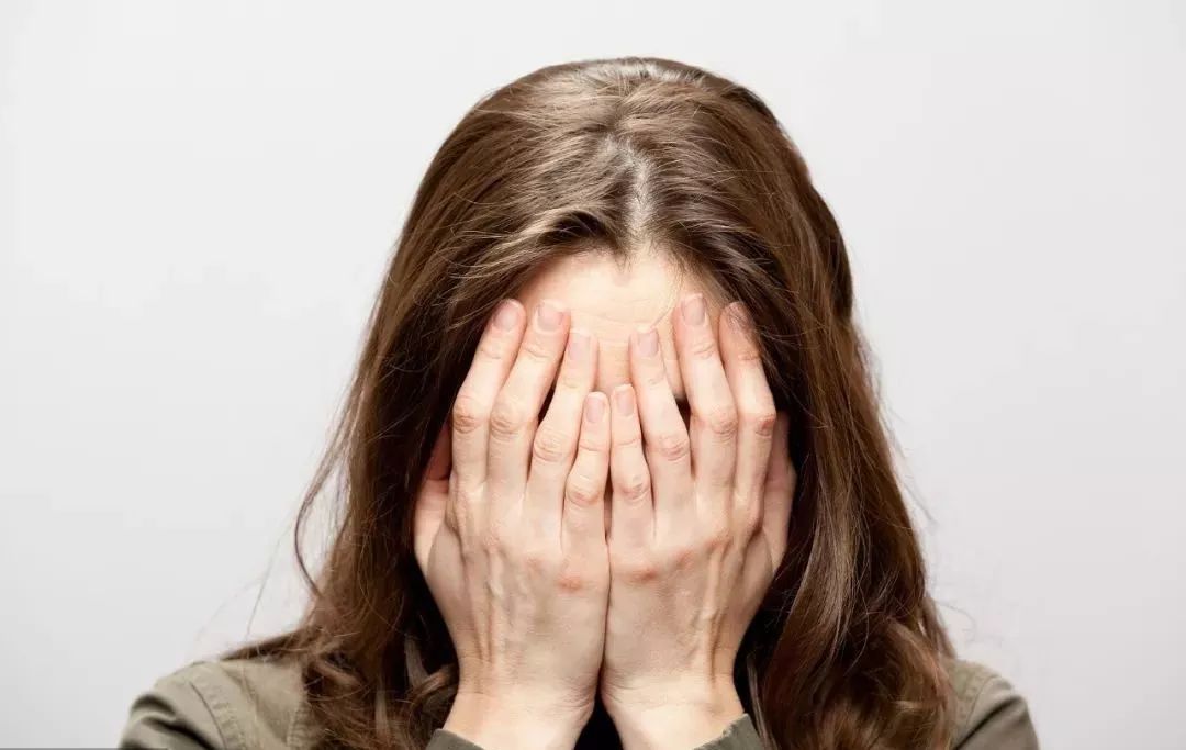 遭家暴11年，父亲被逼死，绝望之下她杀了渣男……