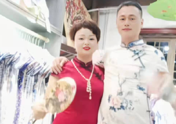 高考“穿旗袍”的爸爸们火了，却引来骂声一片，网友：丢人现眼