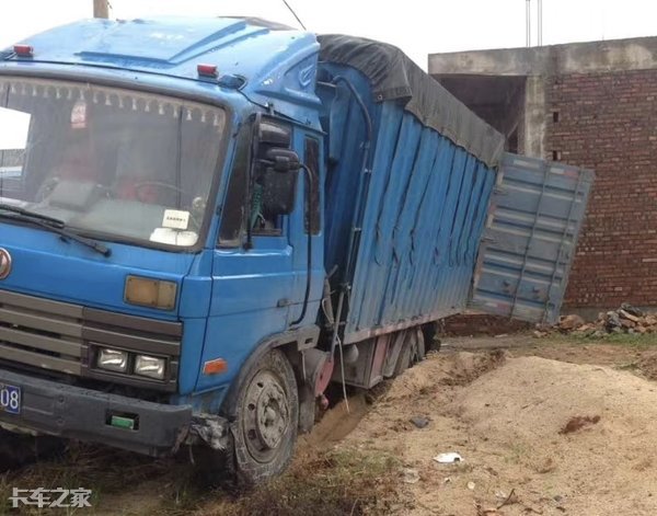 陷车后的解决办法，对了叫机智错了叫添乱，看老司机如何脱困