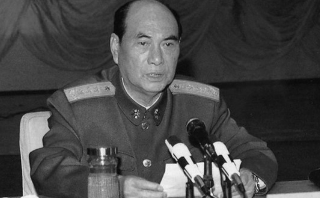 副主席是谁(1999年一73岁干部在京病逝，两位军委副主席亲临追悼会，他是谁？)