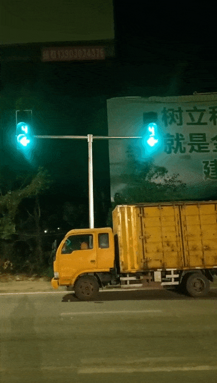 吓人事发东莞一路口红绿灯突然原地转圈圈