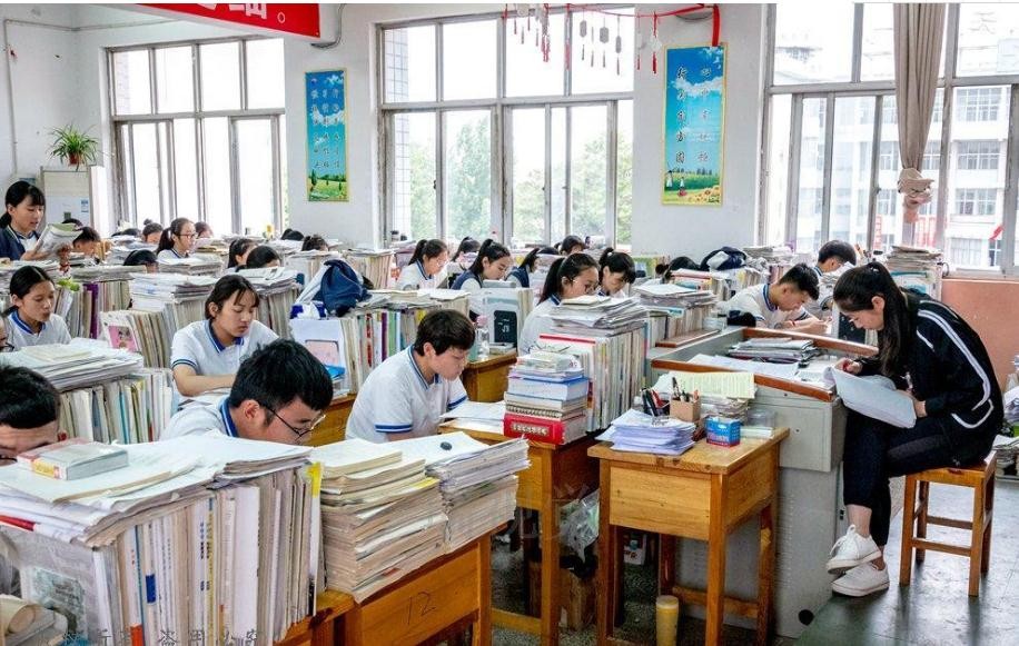 双胞胎姐妹花高考仅差1分，妈妈凡尔赛式发言：还行，过600就行