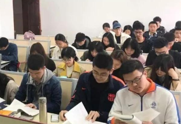 大学生请假“回家结婚”，辅导员竟然不准假，拒绝理由略显扎心