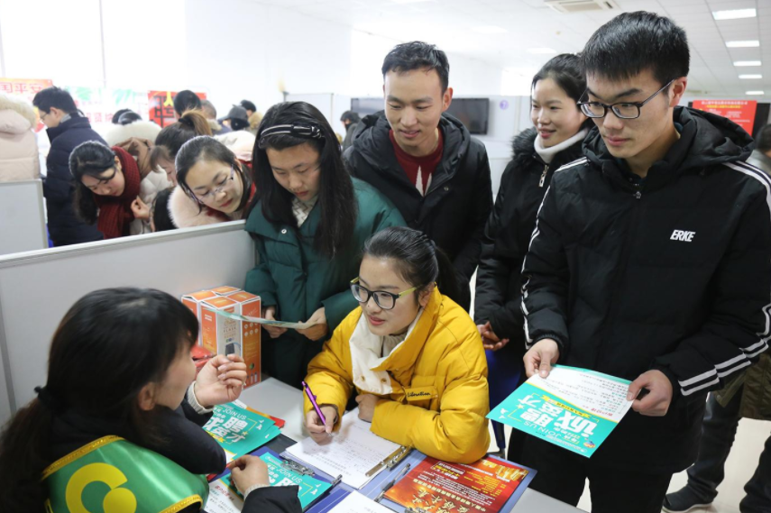 寒门学子毕业后就业现状，被企业无情“薅羊毛”，本科学历成废纸