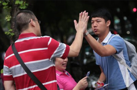 2021年高考在即，妈妈们身穿旗袍花样陪考，满满的“仪式感”