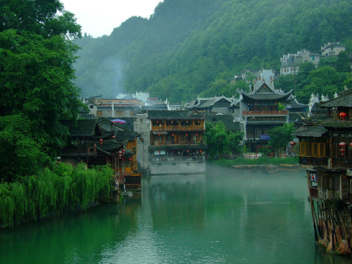 开发商的罪恶：把湘西古镇装扮得怡红快绿，沈从文：我不该写边城