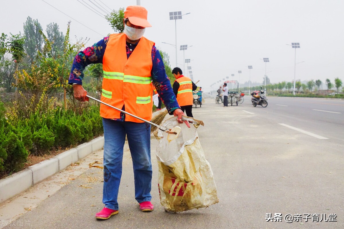 考上同济大学博士的他，帮环卫工父母扫大街，寒门子弟更懂得感恩