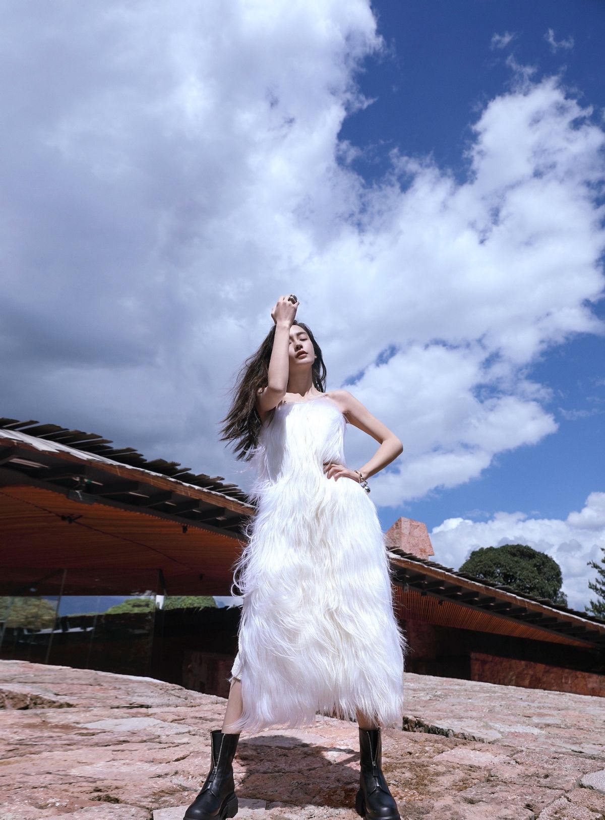 Baby拍摄现场大胆逗小鸟!大笑眼部皱纹明显,穿短裤一双细腿抢镜