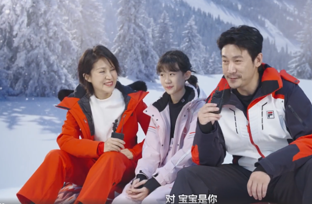 ​陆毅携妻女拍冬日大片，与鲍蕾牵手相依，结婚15年依旧喊她宝宝