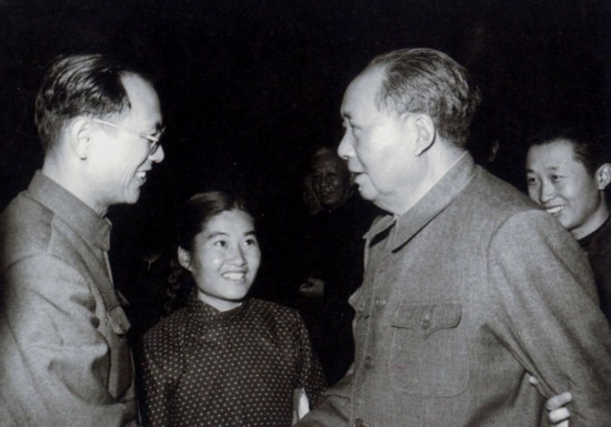 毛泽东痴迷游泳，1956年游长江诗兴大发，写下《水调歌头·游泳》