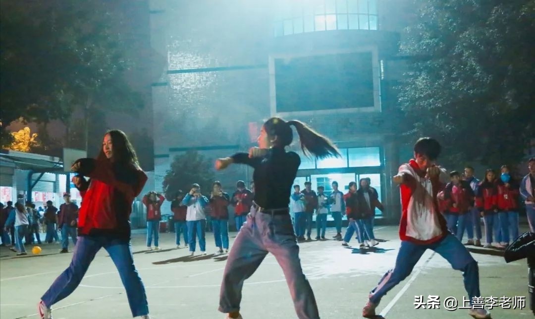 高校女生夜晚在男寝楼下“跳舞”，舞姿卓越，男生：这谁顶得住？