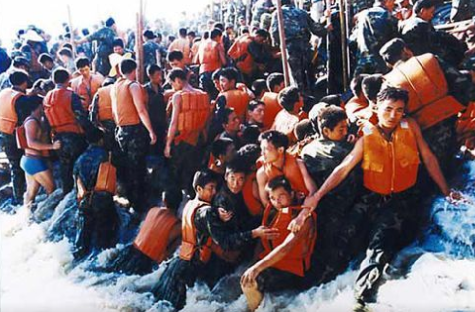 1998年大洪水，乡亲们跪地哭喊：求你们别跳了，房子我们不要了