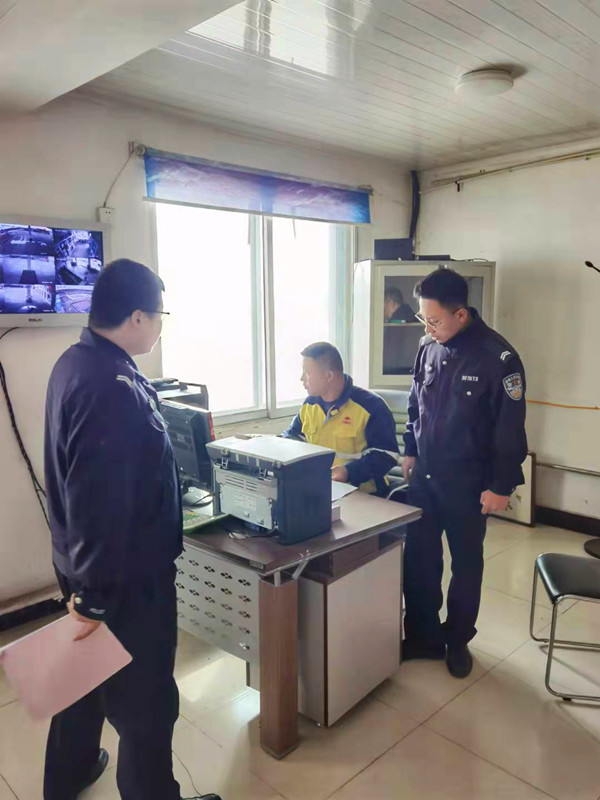 神木公安尔林兔派出所加强辖区加油站安全检查工作